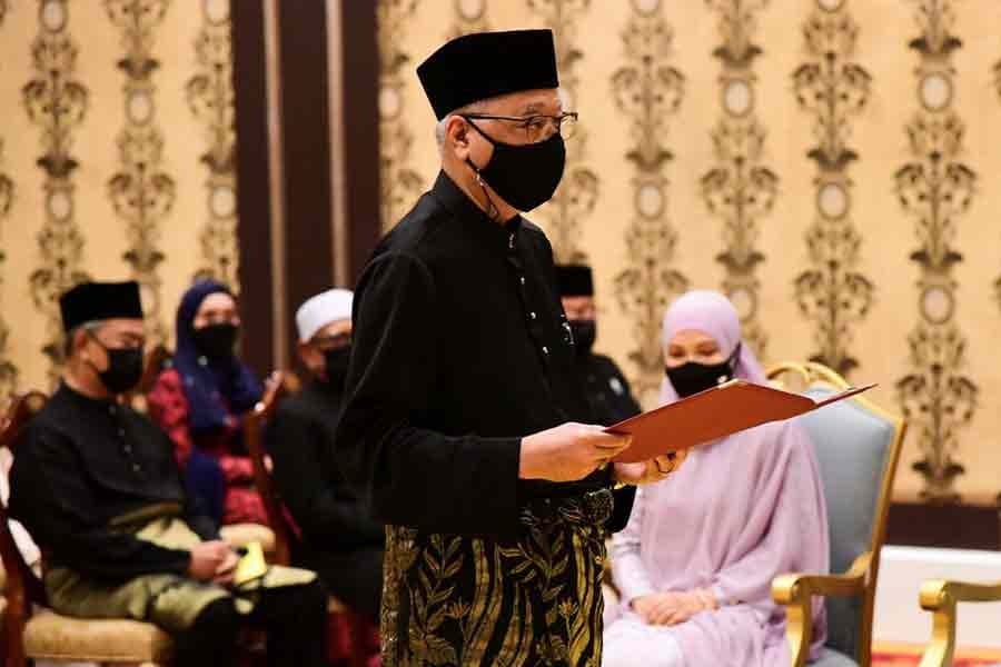Malaysia's new PM takes office amid mounting health crisis