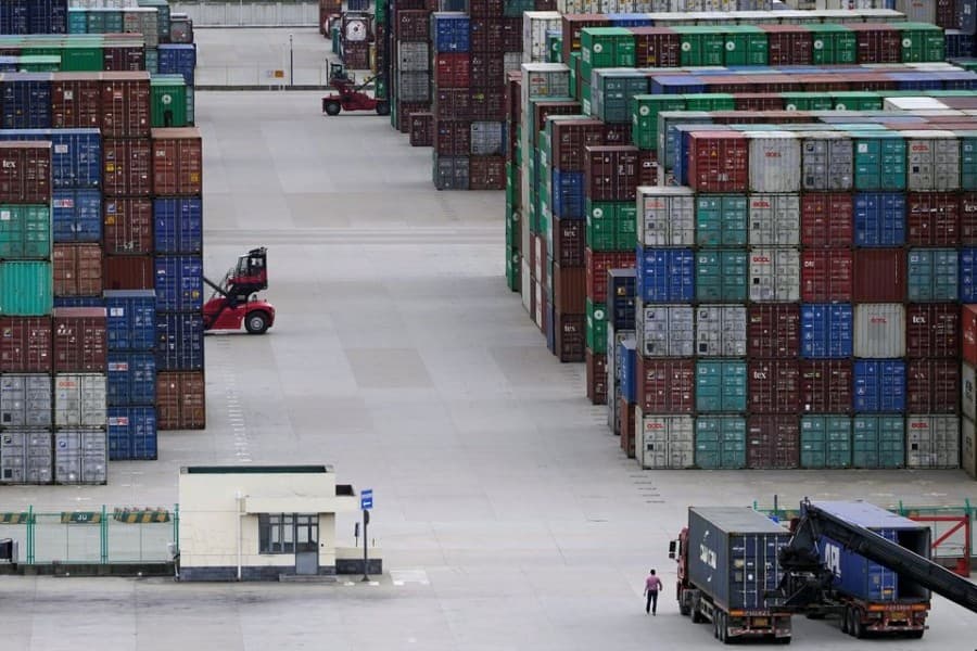 China sees surprising boost in exports