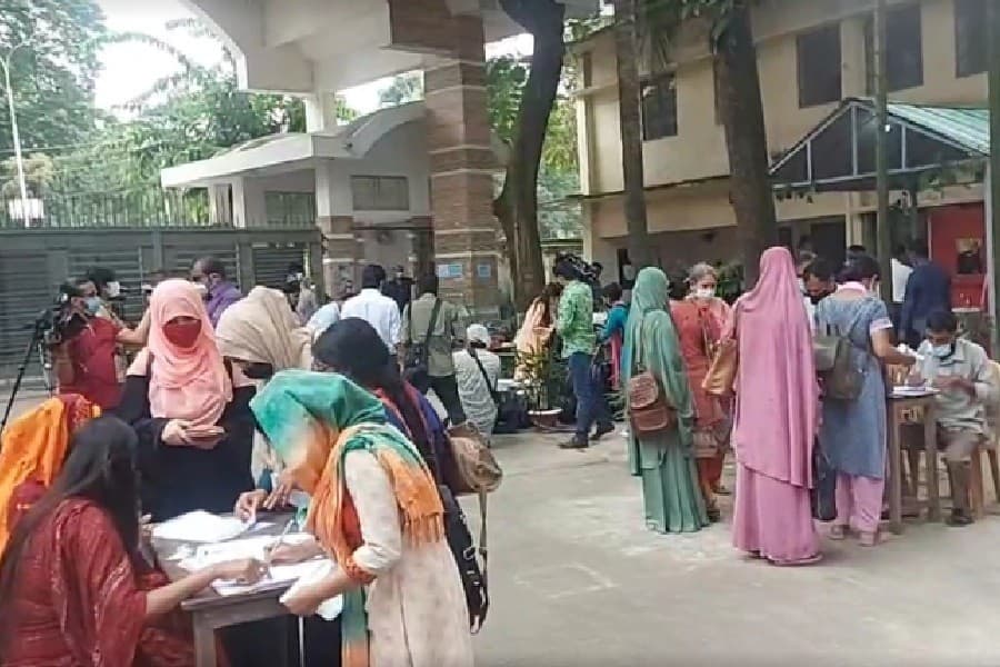 DU reopens halls for all students after shutdown