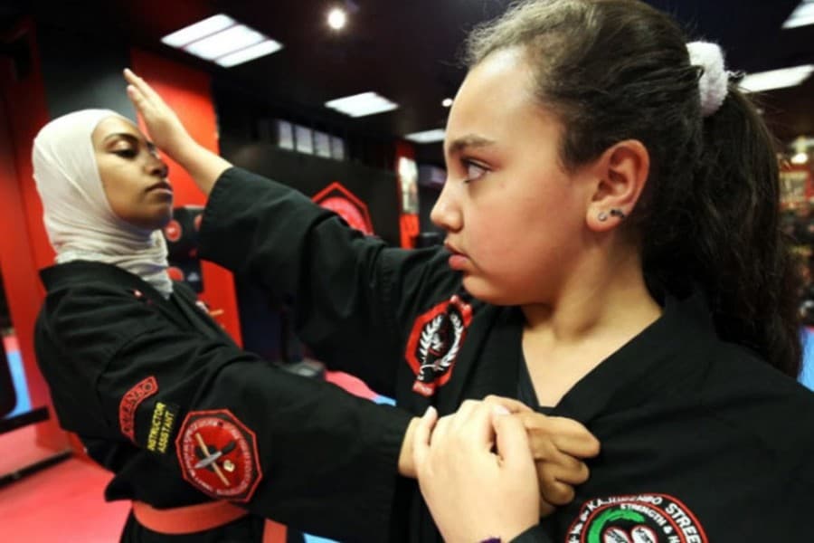 Kuwait allows women to join army