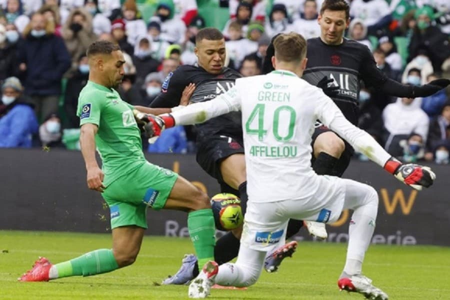 Messi in assist mode as PSG beat 10-man St Etienne