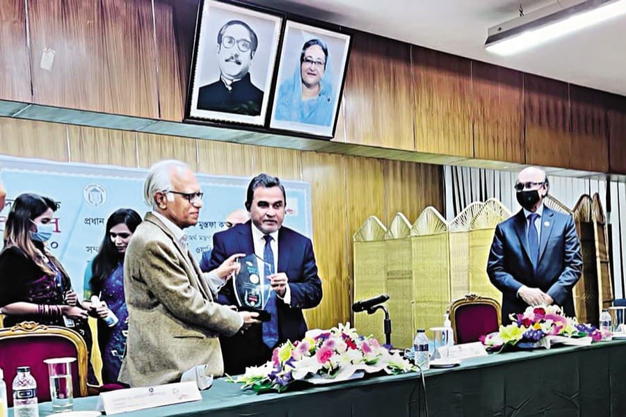 Economist Wahiduddin Mahmud gets Bangladesh Bank Award