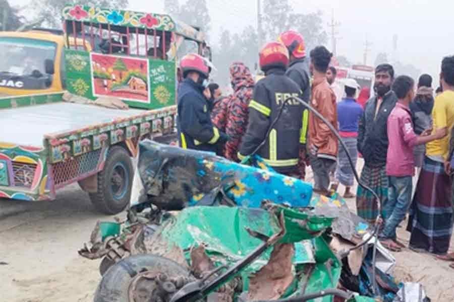 Head-on collision between bus, autorickshaw leaves five dead in Bogura