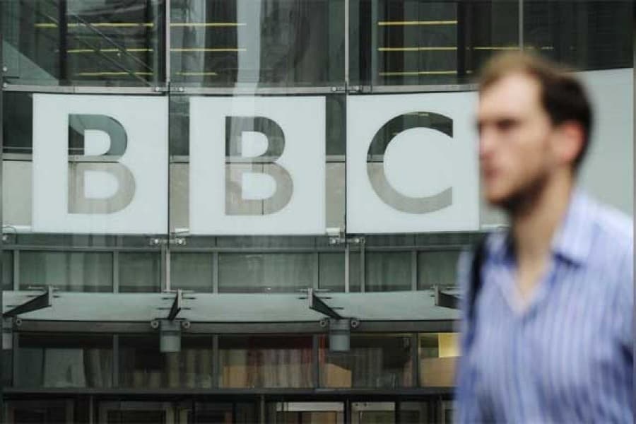 Global news media suspending reporting in Russia after Putin signs 'fake news' law