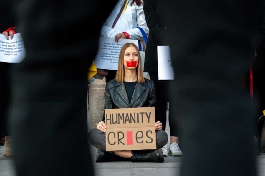 Ukraine urges civilians to flee