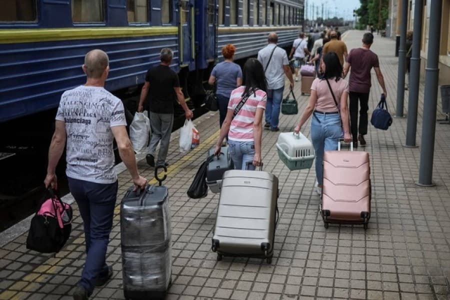 Four months into war, more Ukrainians decide to flee besieged areas