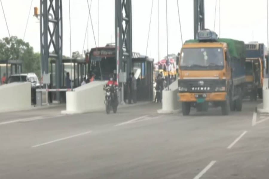 Long queues of vehicles at Mawa end as Padma Bridge opens