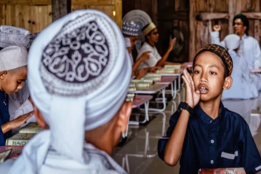 Indonesia school helps students recite Koran in sign language