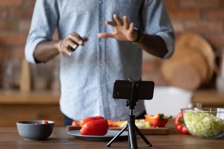 Food Blogger vs Food Vlogger vs Food Critic: What are the differences?