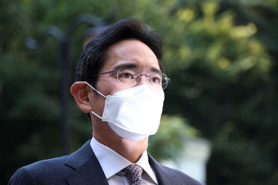S Korea's president pardons Samsung's Jay Y Lee to counter 'economic crisis'