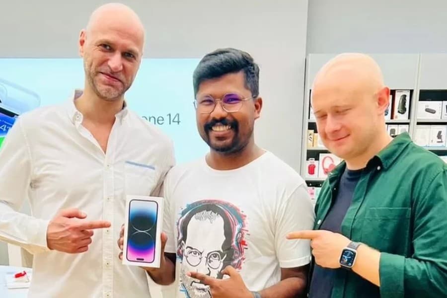 Indian Steve Jobs fan flies to Dubai to buy new iPhone early