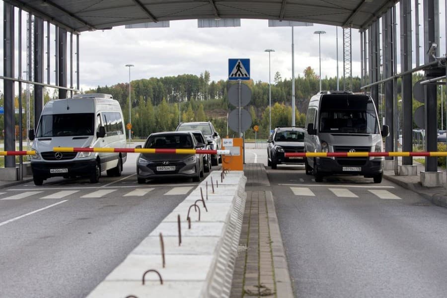 Finland sees more Russians at border wanting 'to be safe'