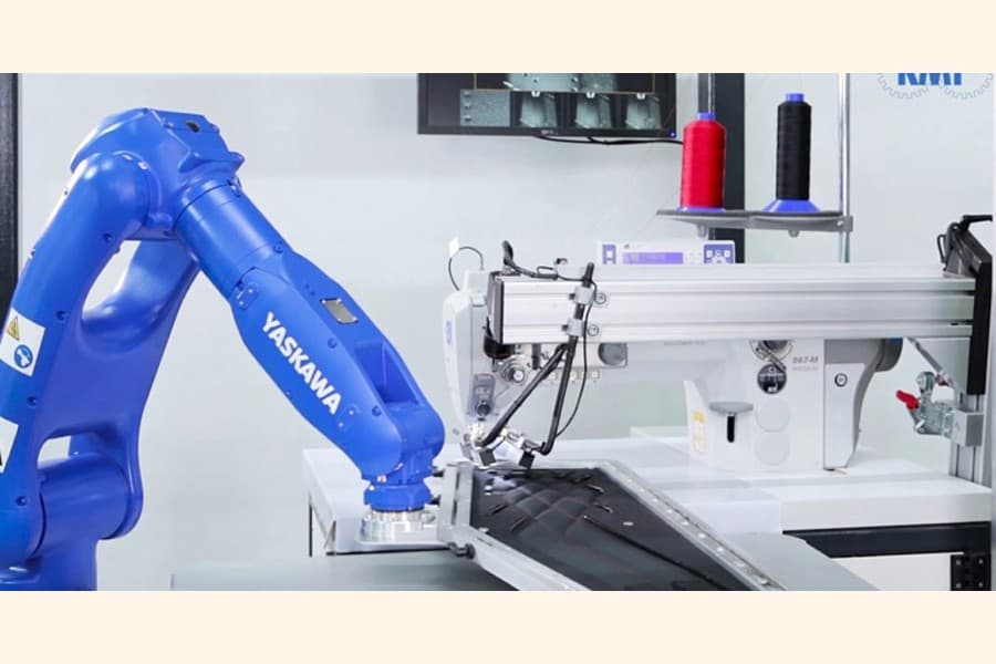 Synchronising education and industry for leveraging 4IR