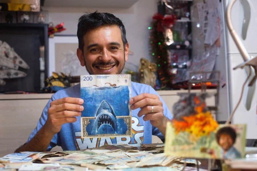 Argentine artist paints on inflation-hit bank notes