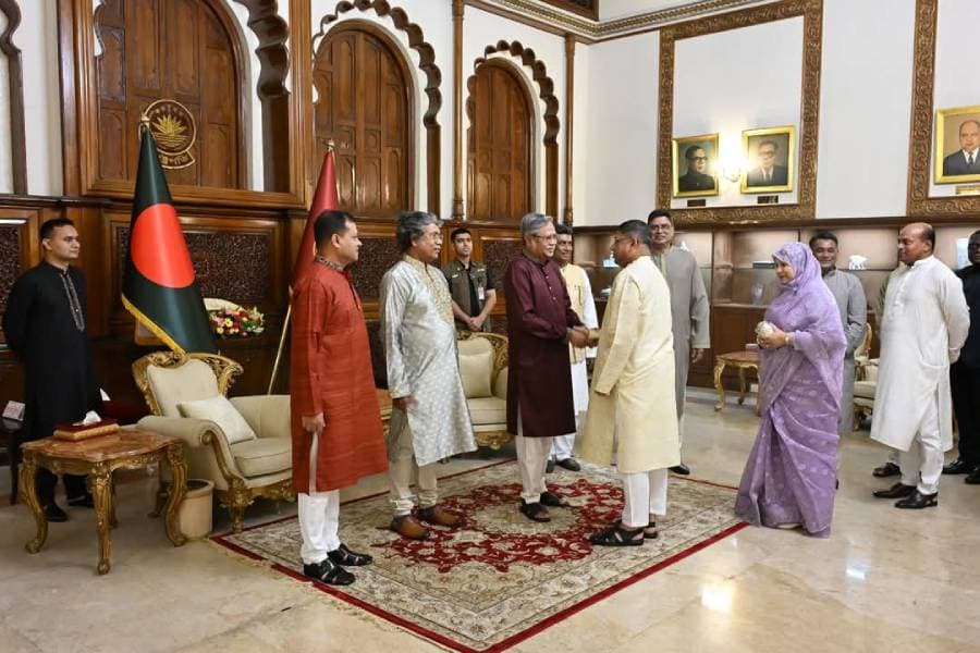 Army Chief pays Eid courtesy call on President
