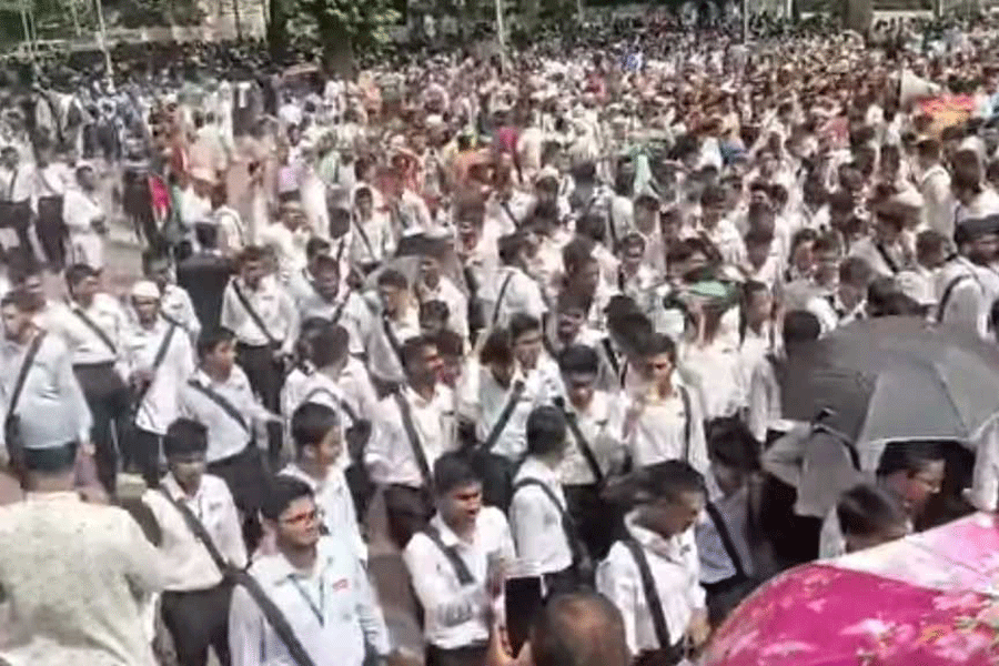 Dhaka College students demand to keep higher secondary teaching unchanged