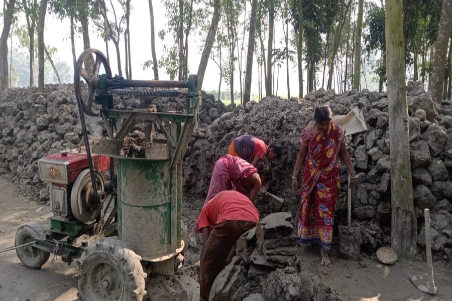 Bogura potters struggling to stay afloat with scanty income