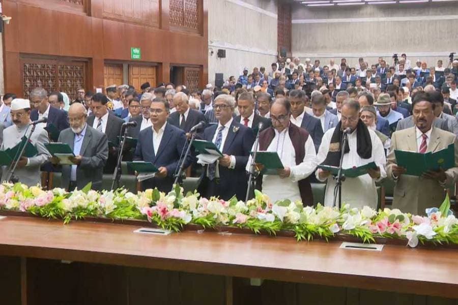 Two oaths for new lawmakers trigger constitutional debate
