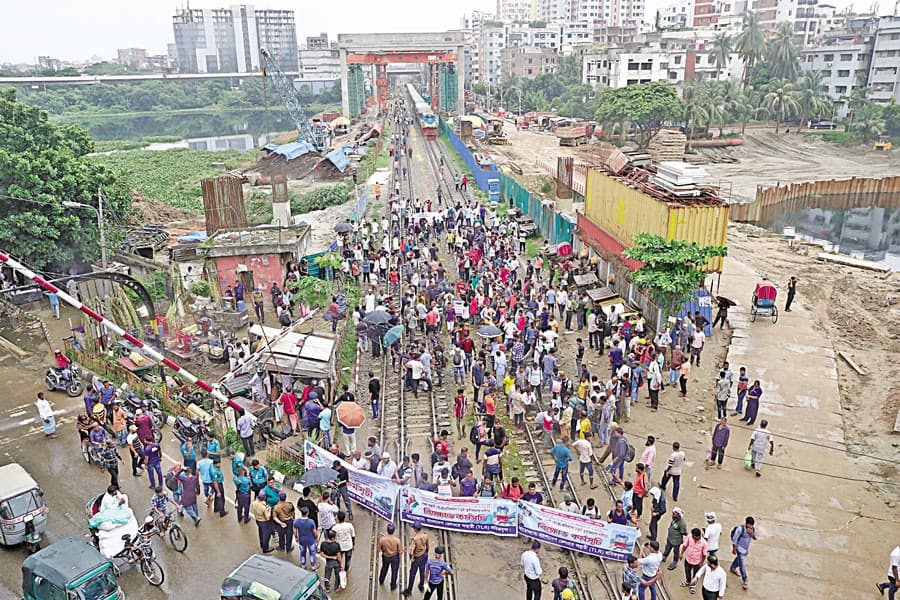 Train movement to and from Dhaka halted for five hours
