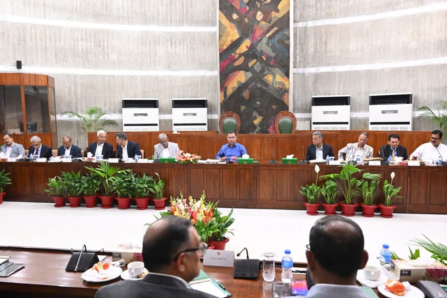 Amid energy crisis, govt shortens office and shop hours