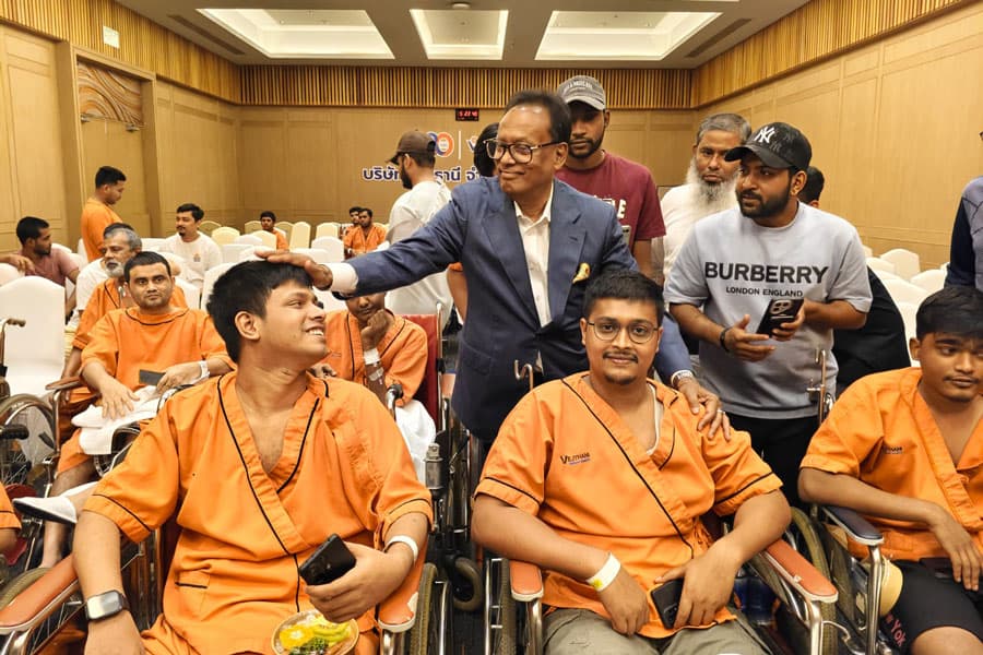 Minister Mahbub Anam visits July Uprising victims receiving treatment in Thailand