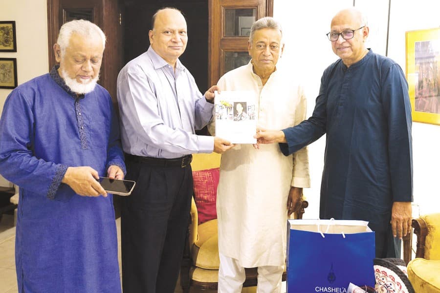 Ghashful presents Eid gifts to Khosru