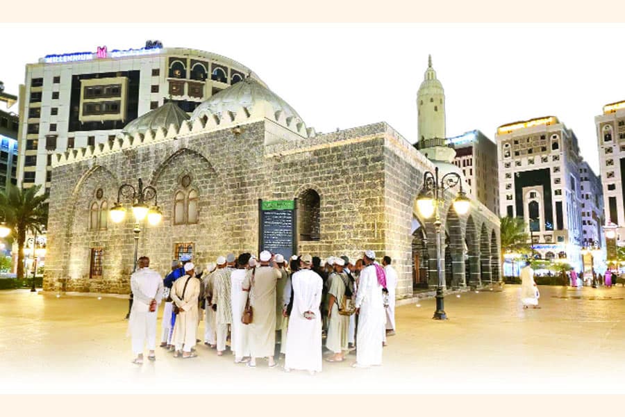 A night walk around the Prophet's Mosque