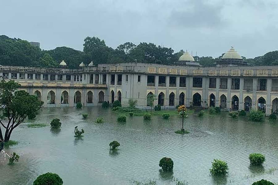 Heavy rain triggers flooding across Dhaka University, classes suspended