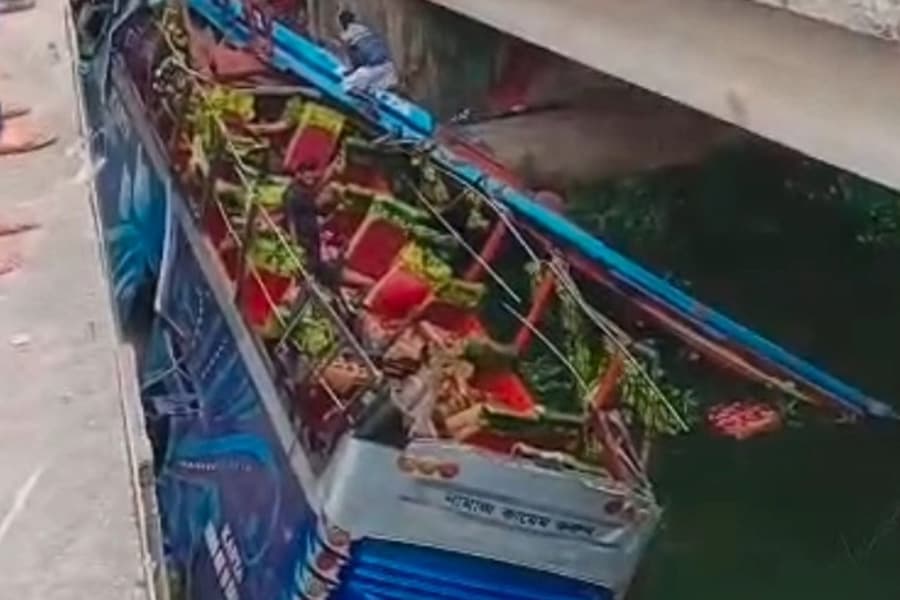 One killed, 10 injured as bus falls into canal in Manikganj