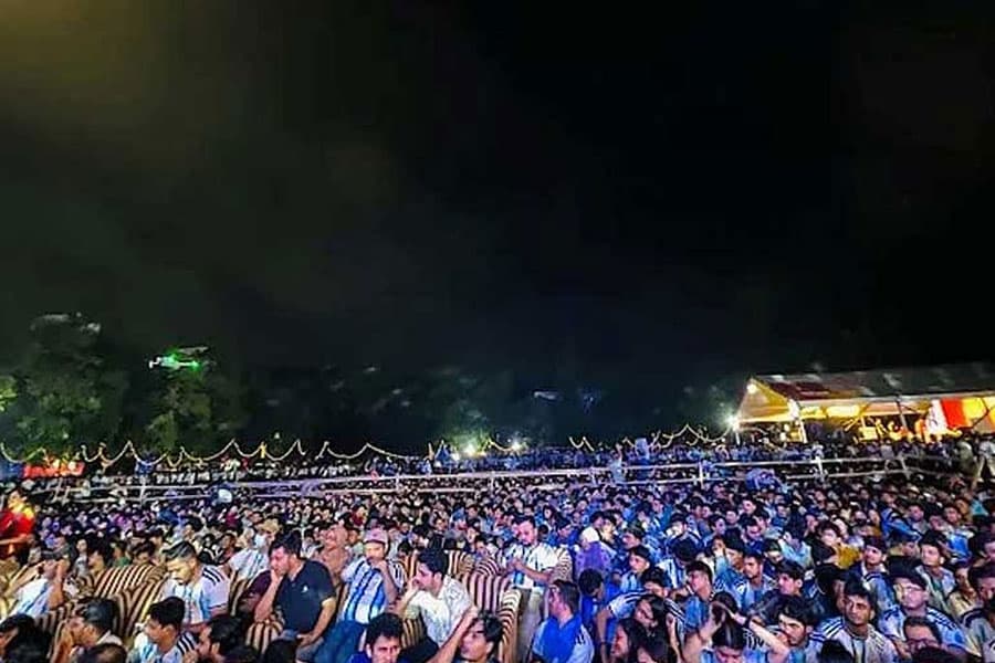 World Cup fever overruns DU barricades