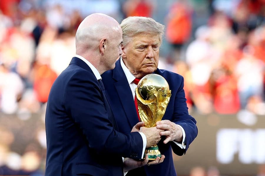 Boos as Trump and Infantino enter the field for World Cup trophy ceremony