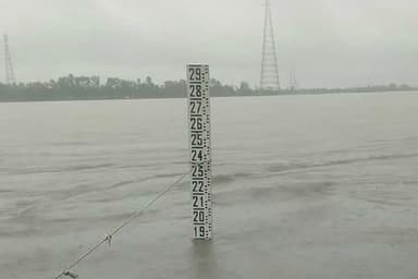 Teesta rises close to danger level