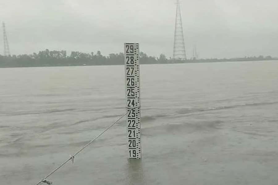 Teesta rises close to danger level