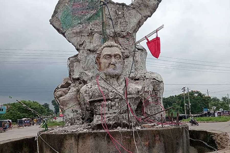 Backlash halts war hero Hamidur statue demolition