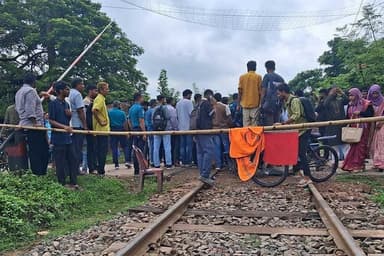 RU students halt trains on Rajshahi rail link