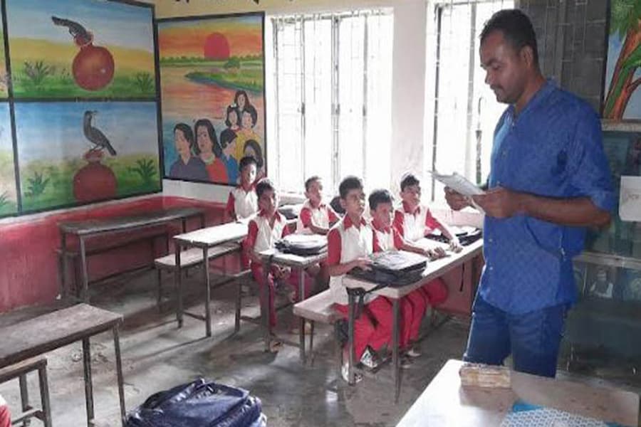 Shortage of teachers: Admin worker takes classes in Gazipur primary school