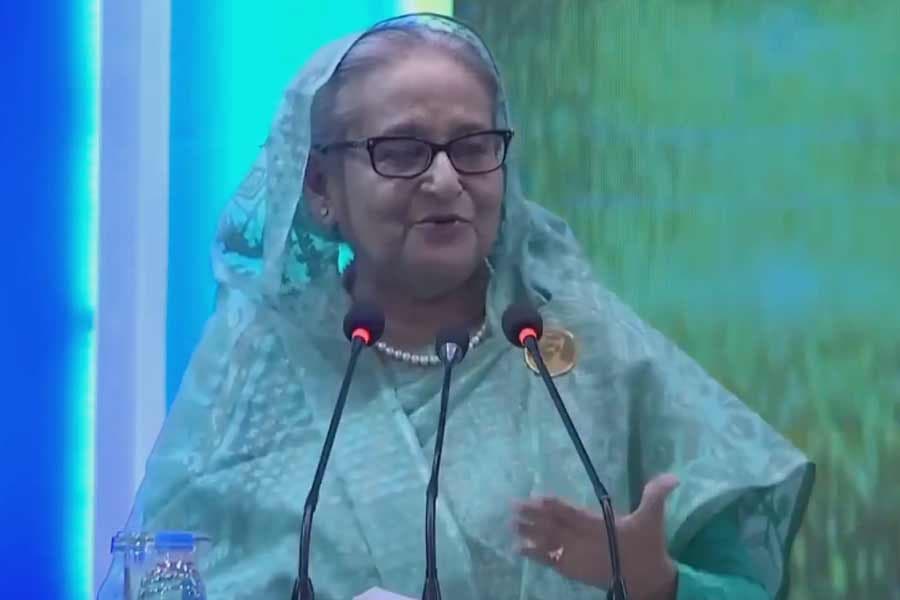 PM hands over National Export Trophy to 77 exporters