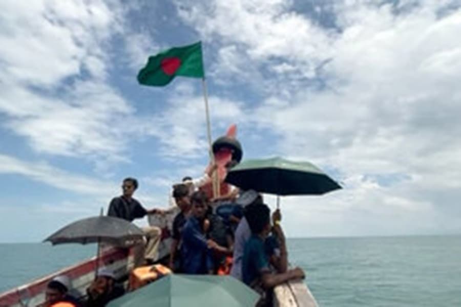 সেন্টমার্টিনে ট্রলার লক্ষ্য করে মিয়ানমার থেকে গুলি