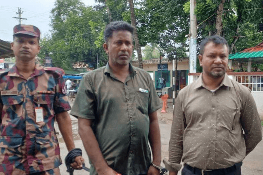 ভারতে পালিয়ে যাওয়ার সময় আটক দুই আওয়ামী নেতা