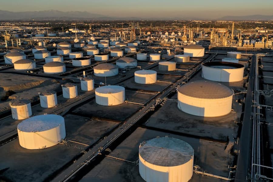Oil prices fall on China demand fears, focus on Mideast talks