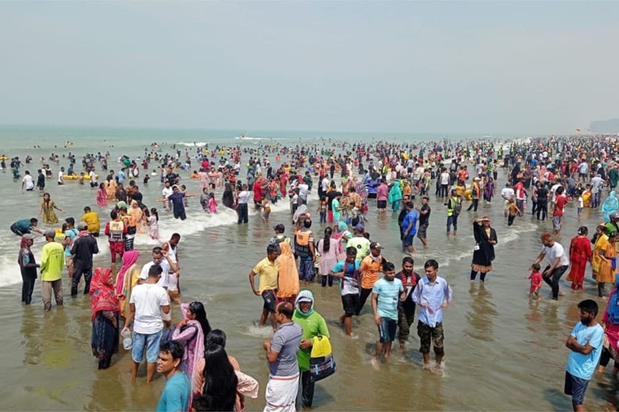 Tourists flock to Cox's Bazar beach for 31st night