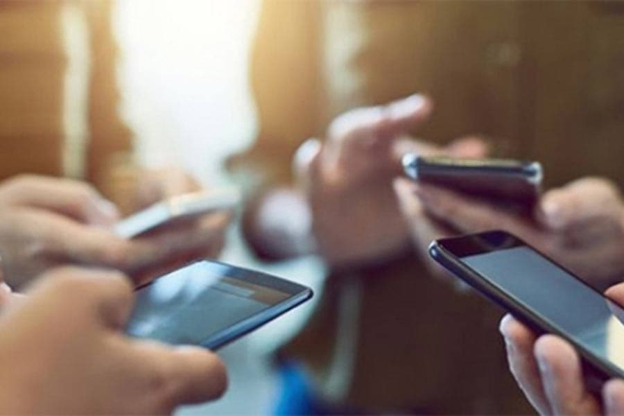 Nov’s mobile data users drop by 4.38 million