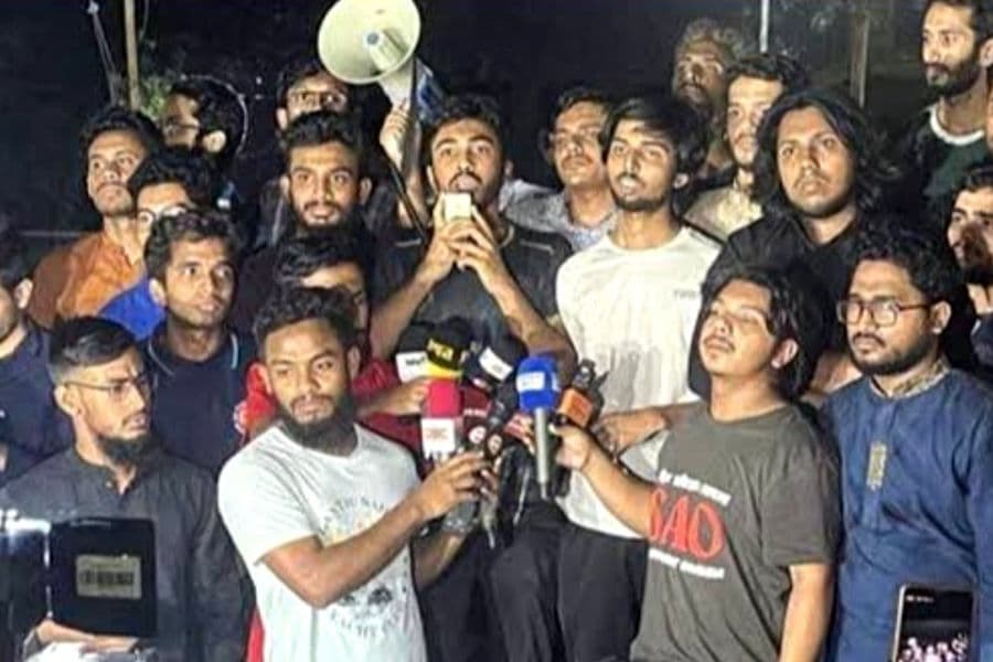 DU students protest at midnight to demand ban on Awami League