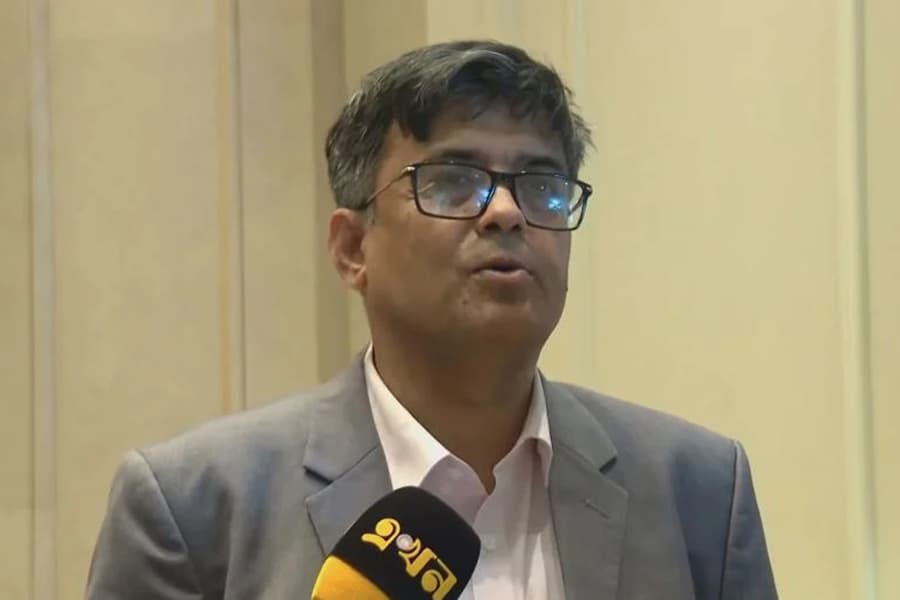 Govt to set up land-based LNG terminal soon: Alam
