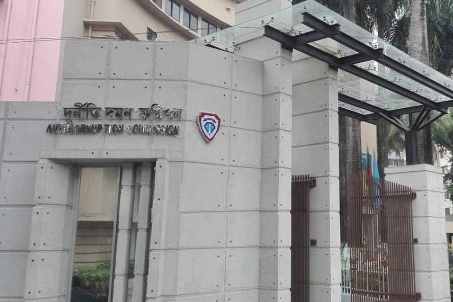 Court bars former Awami League ministers Nanak, Tajul from leaving country