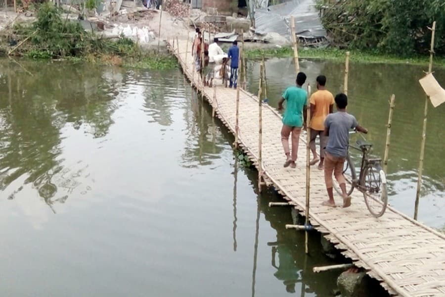Locals construct bamboo bridge for temporary communication