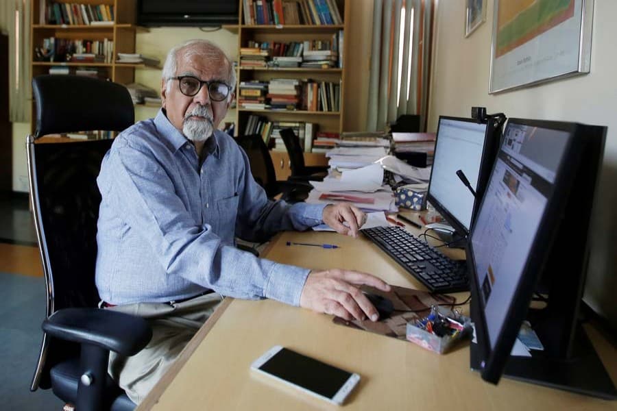 India may stick to deficit target, step up bank reform: Modi adviser