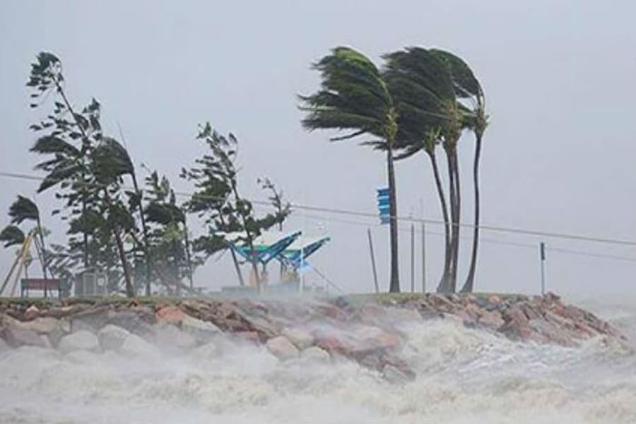 Storm kills 8 , over 100 missing in India