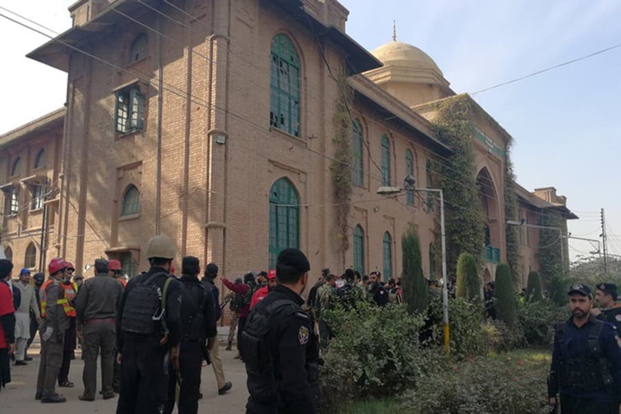 Taliban gunmen kill 9 in Pakistan college campus