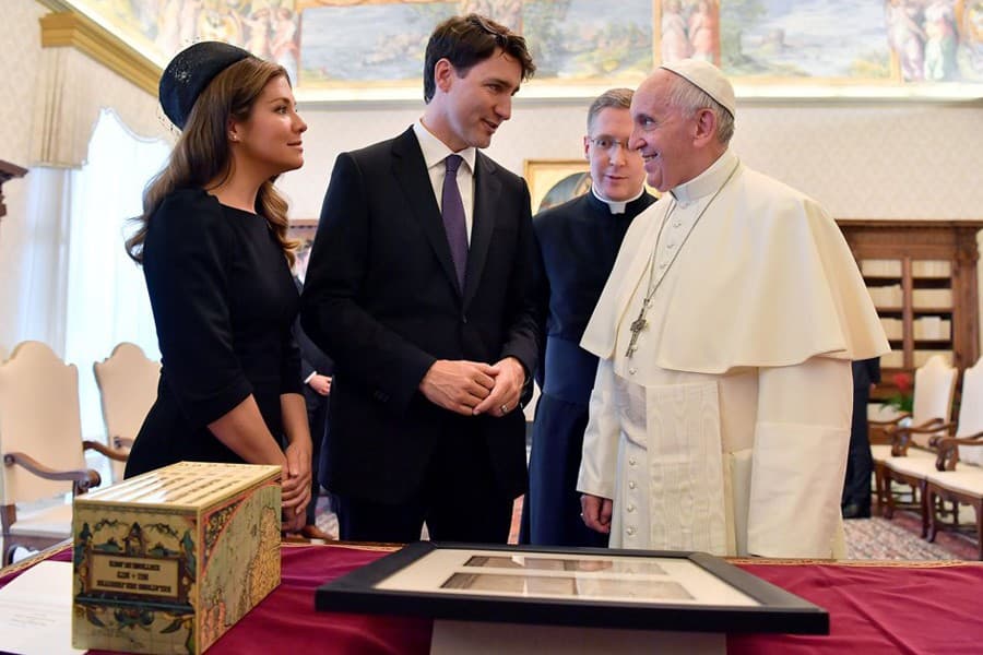 Canada MPs urge Pope to apologise for school abuse